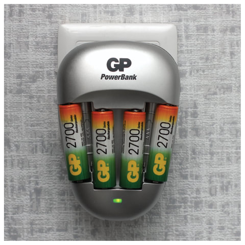 Зарядное устройство GP PB27GS270-2CR4 для 4-х аккумуляторов АА и 2-х ...