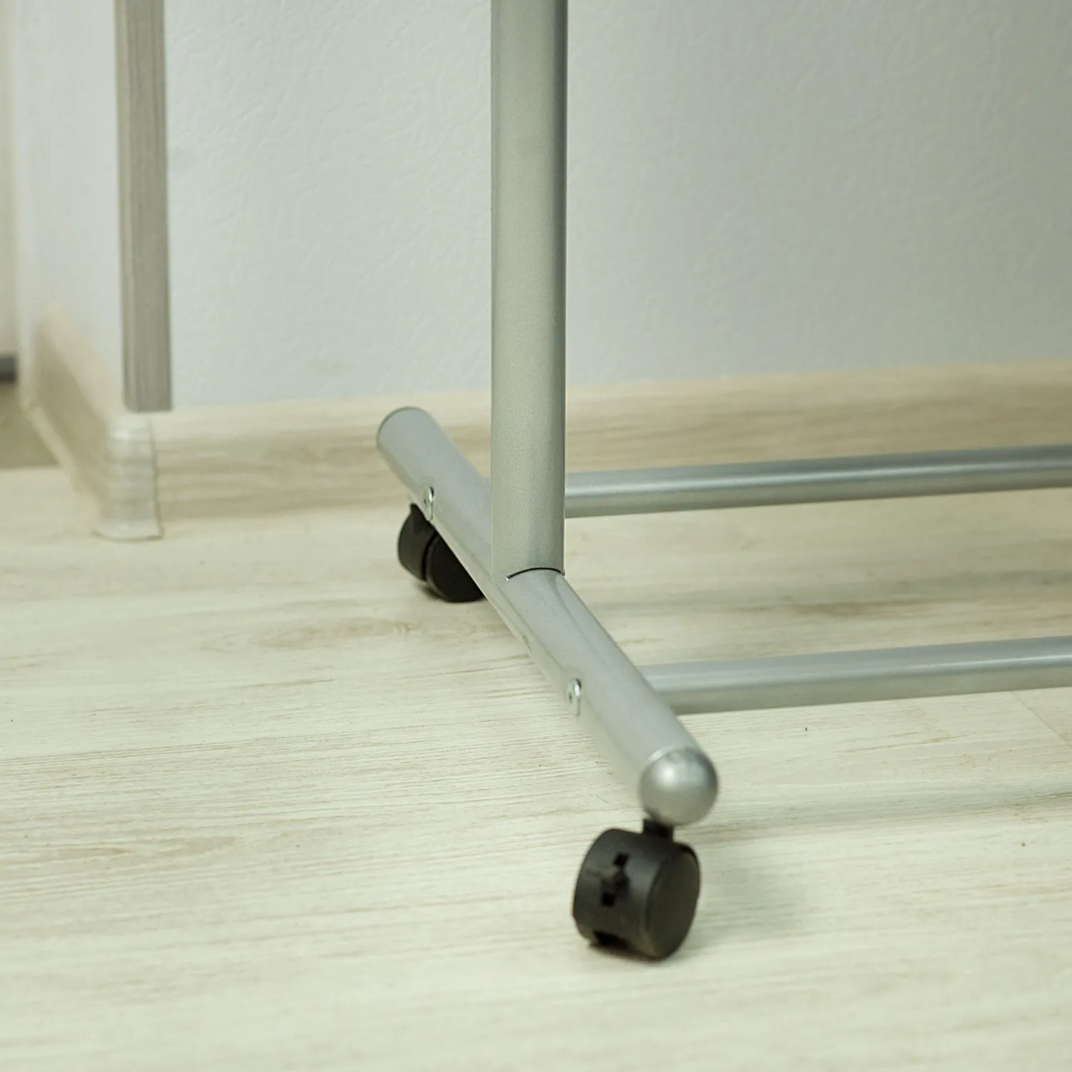 Вешалка МЕ_напольная М 9 с крючками (8209), колеса, металлик