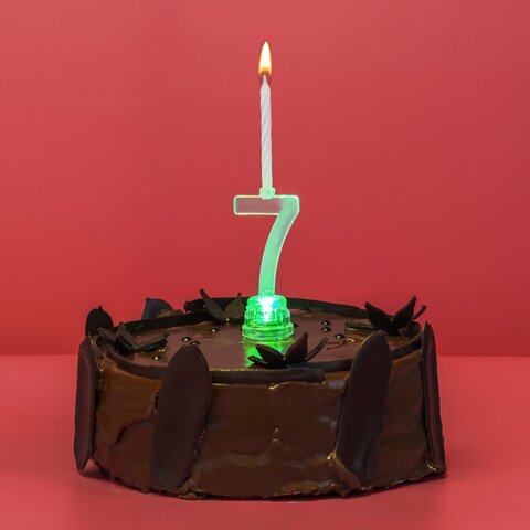 Цифра-подсвечник «7» светодиодная, ЗОЛОТАЯ СКАЗКА, в наборе 4 свечи 6 см, 1 батарейка