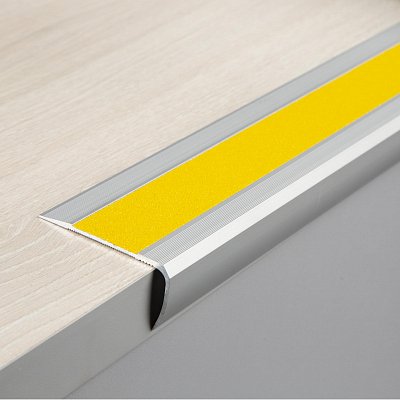 Профиль алюминиевый угол для краев ступеней с антискользящей лентой 52×27×1000 мм желтый (артикул производителя ATM1GF2)