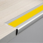 Профиль алюминиевый угол для краев ступеней с антискользящей лентой 52×27×1000 мм желтый (артикул производителя ATM1GF2)